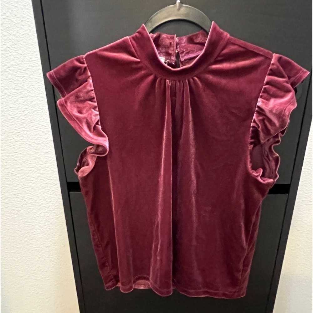 NWOT OLIVE + OAK  Burgundy blouse short  ruffle sleeve. Size: Medium